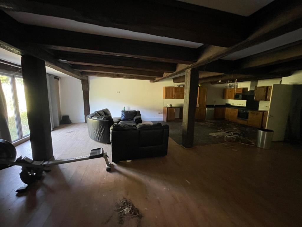 Lot: 127 - FREEHOLD LAND IN MID-ESSEX VILLAGE LOCATION - Internal Photo inside the building